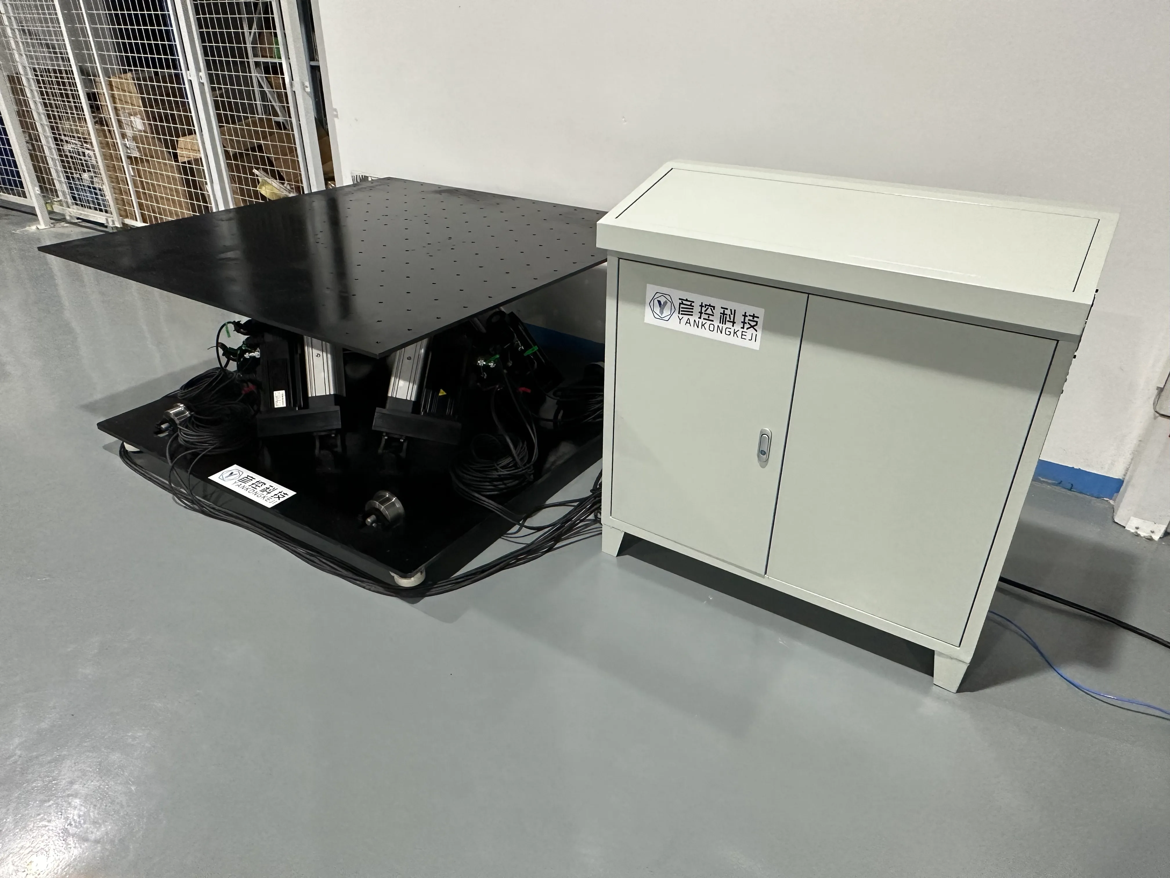 工业客户 — 大负载低尺寸定制六自由度平台