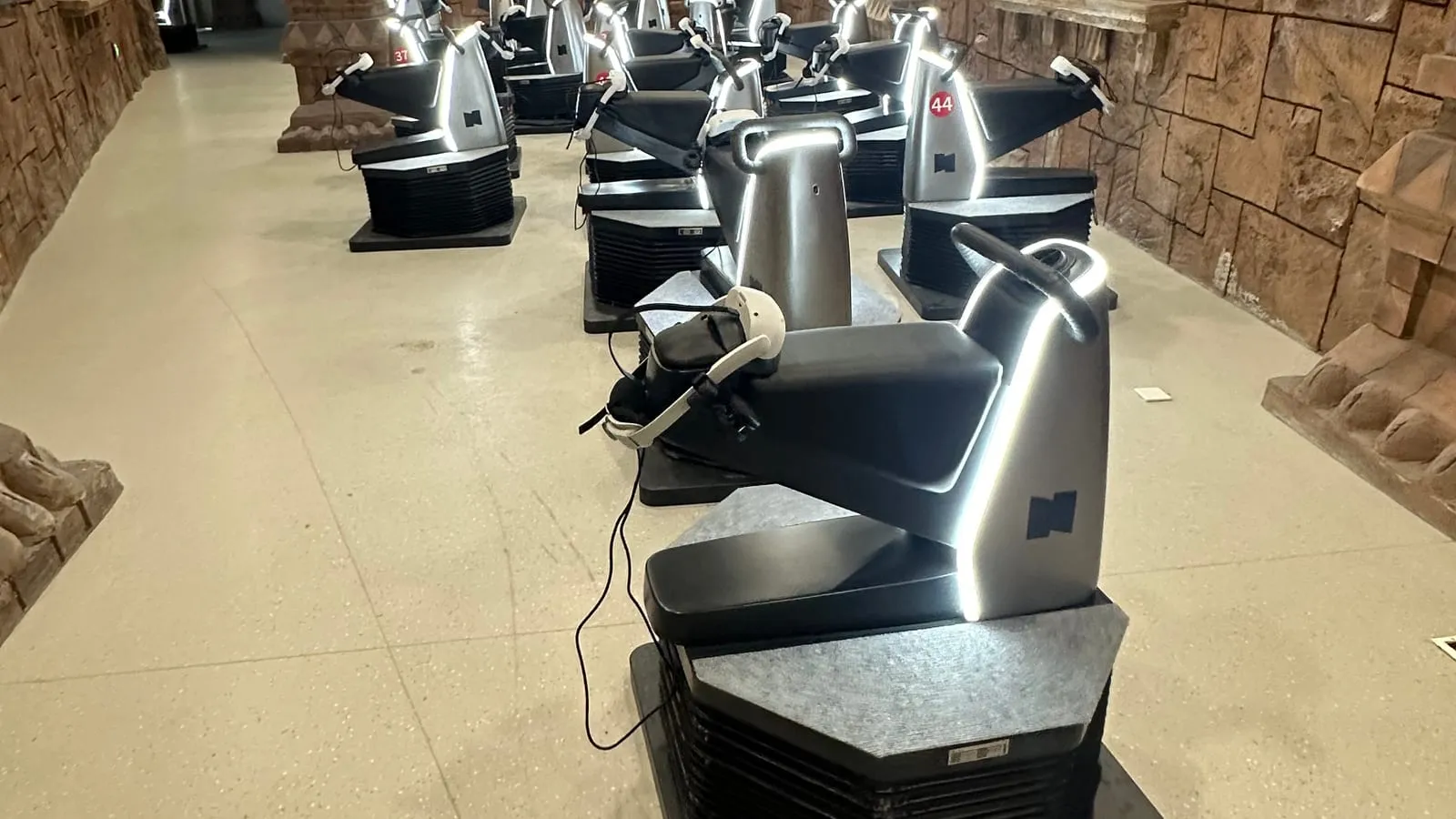 文旅与娱乐 — 4D / 5D 影院、VR 体验、主题乐园